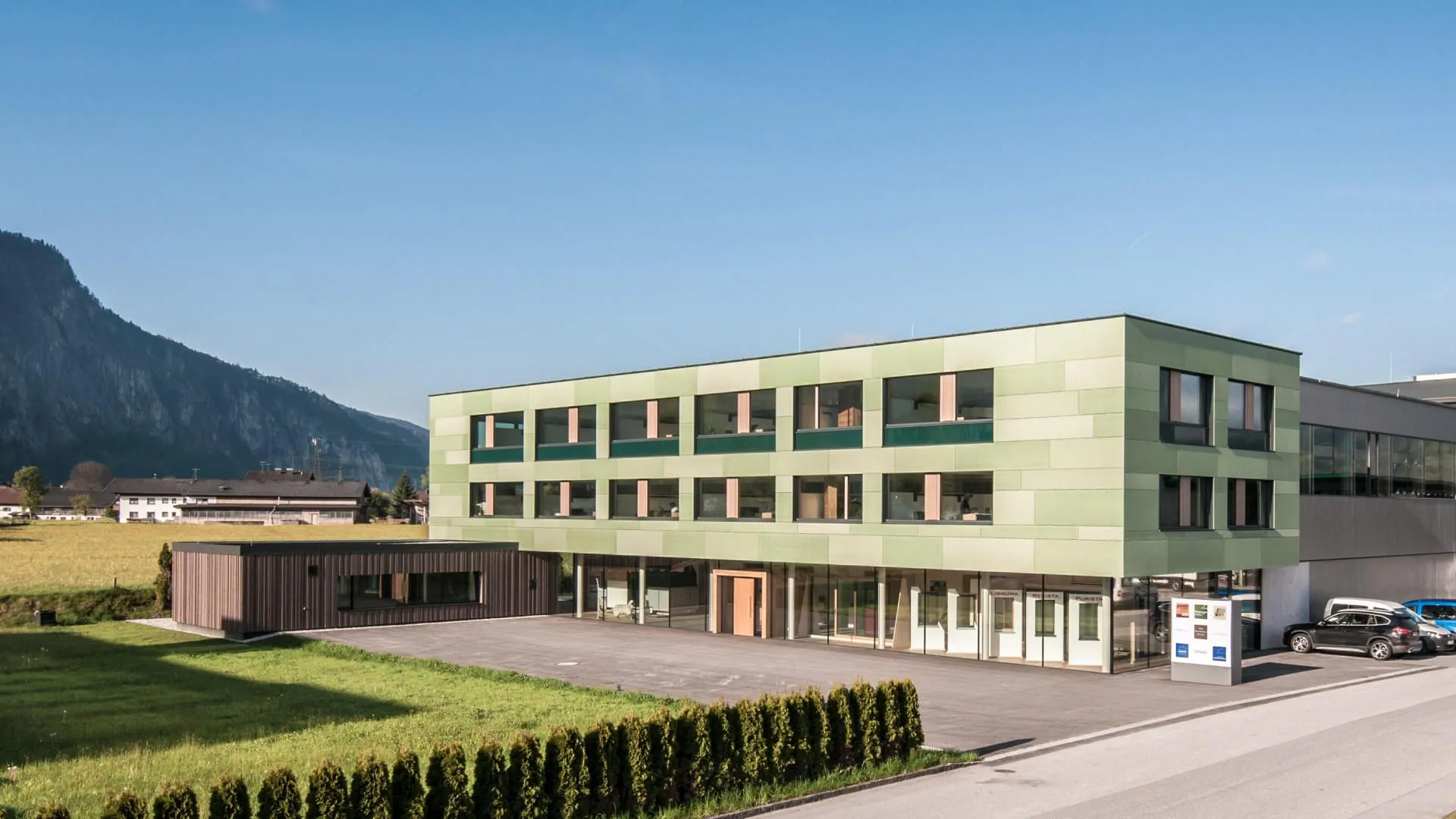 Der Stammsitz der Unternehmensgruppe Freisinger befindet sich in Ebbs in Tirol. Das Unternehmen besteht aus 10 Einzelfirmen und beschäftigt derzeit rund 150 Mitarbeiter:innen.